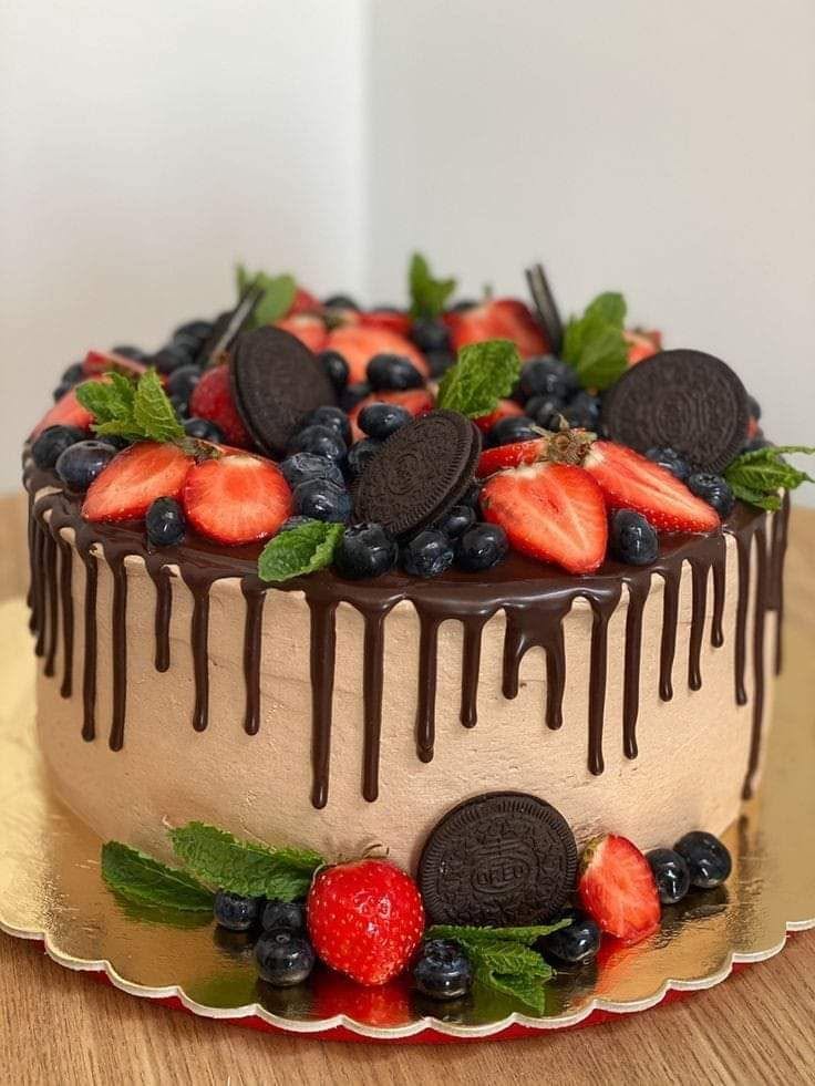 Čokoladna drip torta z jagodami, borovnicami in Oreo piškoti — DeLux Cakes & More